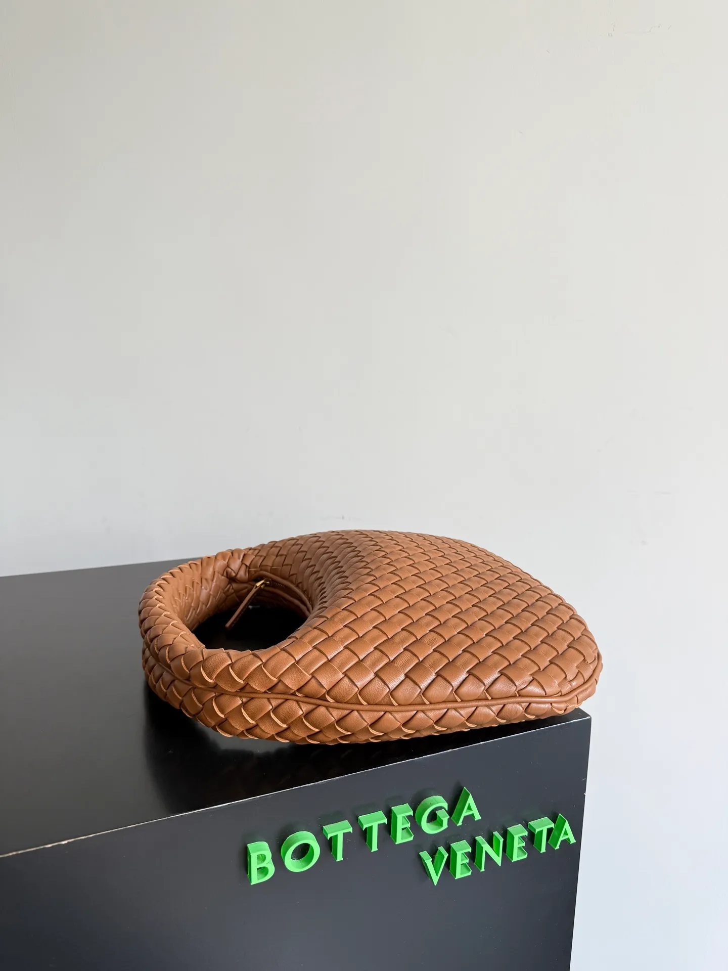 Batch 1720 BV Bottega Veneta's new early spring women's shoulder bag. The soft and delicate Hobo bag in small size is shipped! Many friends are waiting for this bag. It has a round shape and a large capacity. It can hold a 50-fold umbrella inside. Babies with a lot of daily items do not need to worry about the capacity of this bag. It is a practical bag for traveling and commuting. Although it is fluffy, it is soft and comfortable when carried on one shoulder. It has a modern and retro feel. Model No.: 856736 Size: 35*21*5cm